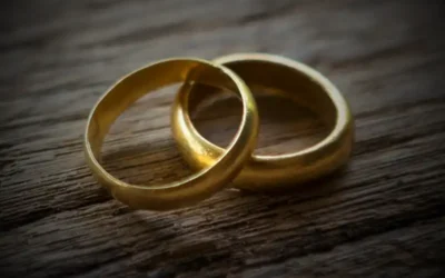 Hvorfor ser forgyldte ringe mere gule ud?