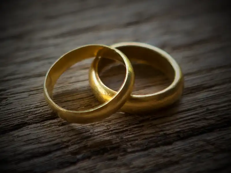 Hvorfor ser forgyldte ringe mere gule ud?