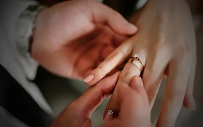 Forlovelses og vielses ring på samme finger?