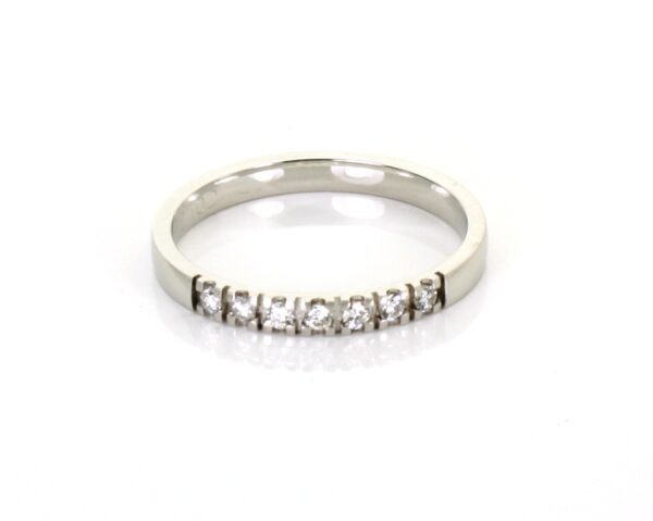 hvidguldring (14 karat) med 7 stk  0,02 carat brillanter