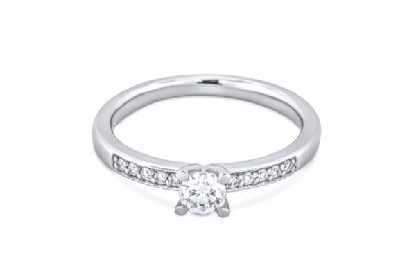 Hvidguldsring med brillanter og 0,25ct centersten
