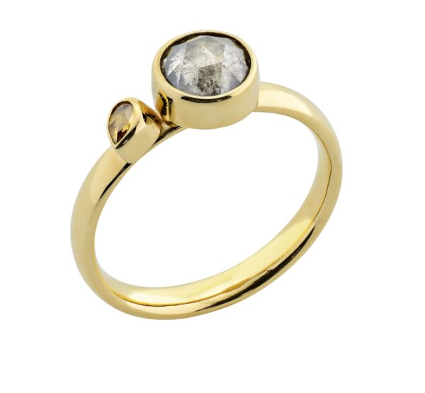 18kt guld ring med diamanter 0,93 og 0,04ct