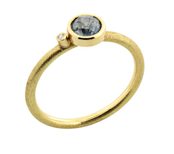håndlavet ring af 18 karat guld med safir og brillant.